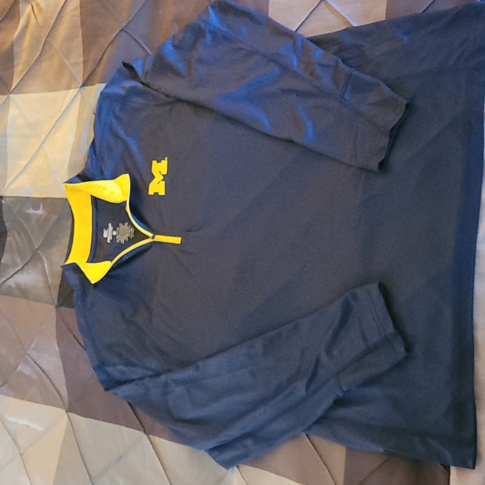 Colosseum Michigan Wolverines Long Sleeve 1/2 zip Shirt. SIZE Large